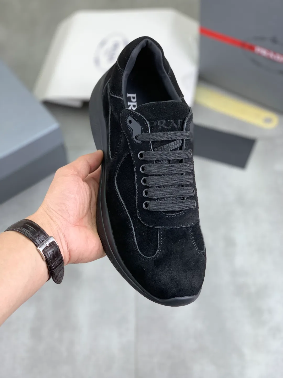 Men's men's shoes 💰P540 New high version PRADA Prada spring classic casual sports shoes Original purchase, development and production Prada Men's Classic Series Technological breathable fabrics with cowhide Casual sports shoes Casual sports dad shoes combine high-tech breathable materials and cowhide, with P family exclusive button decoration on the side. The outsole is full of P italic design and bright colors to show vitality and continue the brand design inspiration. Stroll around the city lightly and feel free and comfortable. Exquisite packaging at the delivery counter 🛍📦 ▪️Fabric: original custom frosted calfskin material ▪️Inner lining: cowhide lining ➕cowhide feet ▪️Outsole: open-molded TPU material ▪️Sole thickness: 3.5CM ▪️Size: Men's 38-45 5️⃣colors available